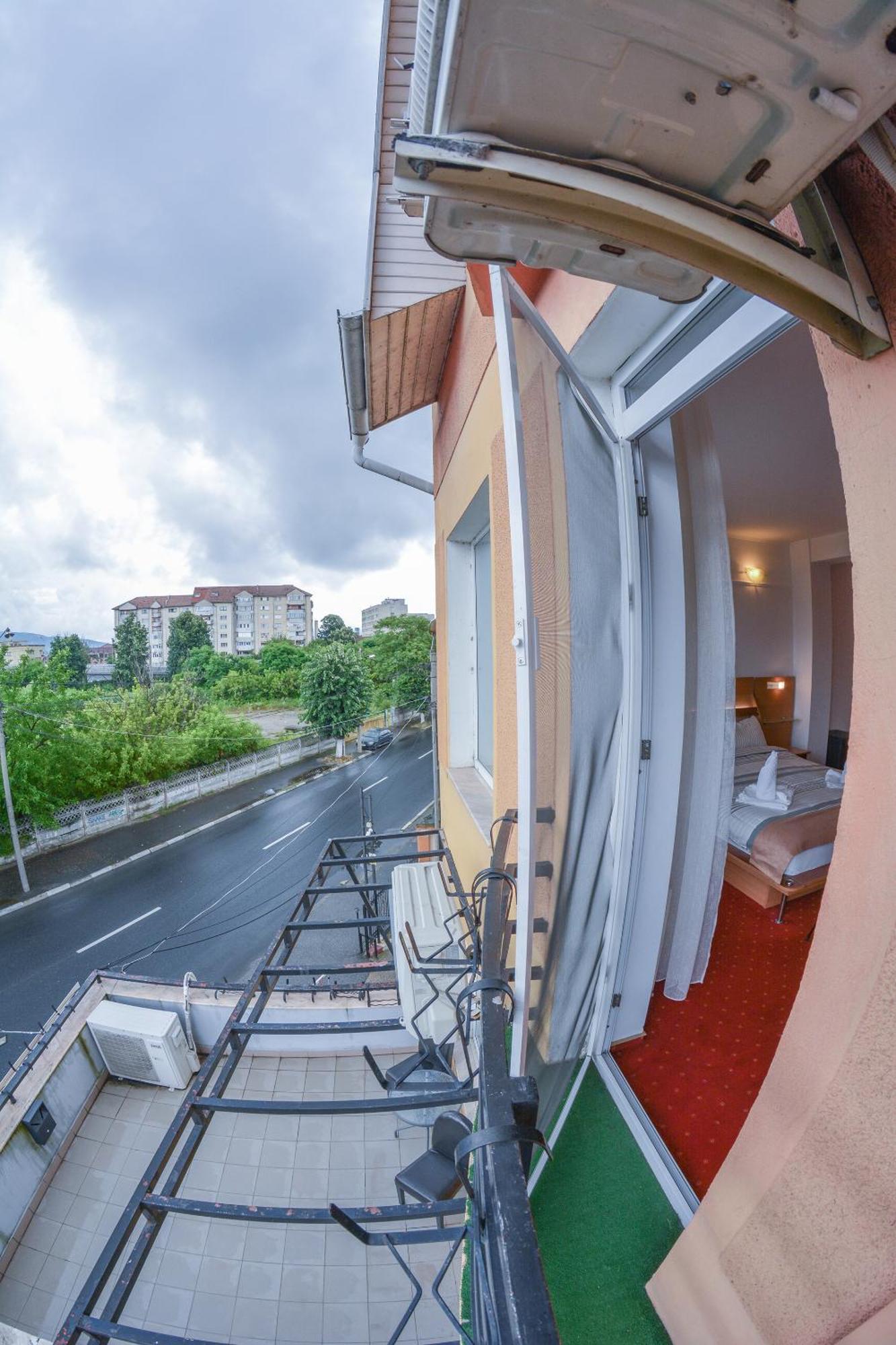 Pensiune Valentina Hotel Ramnicu Valcea Exterior photo